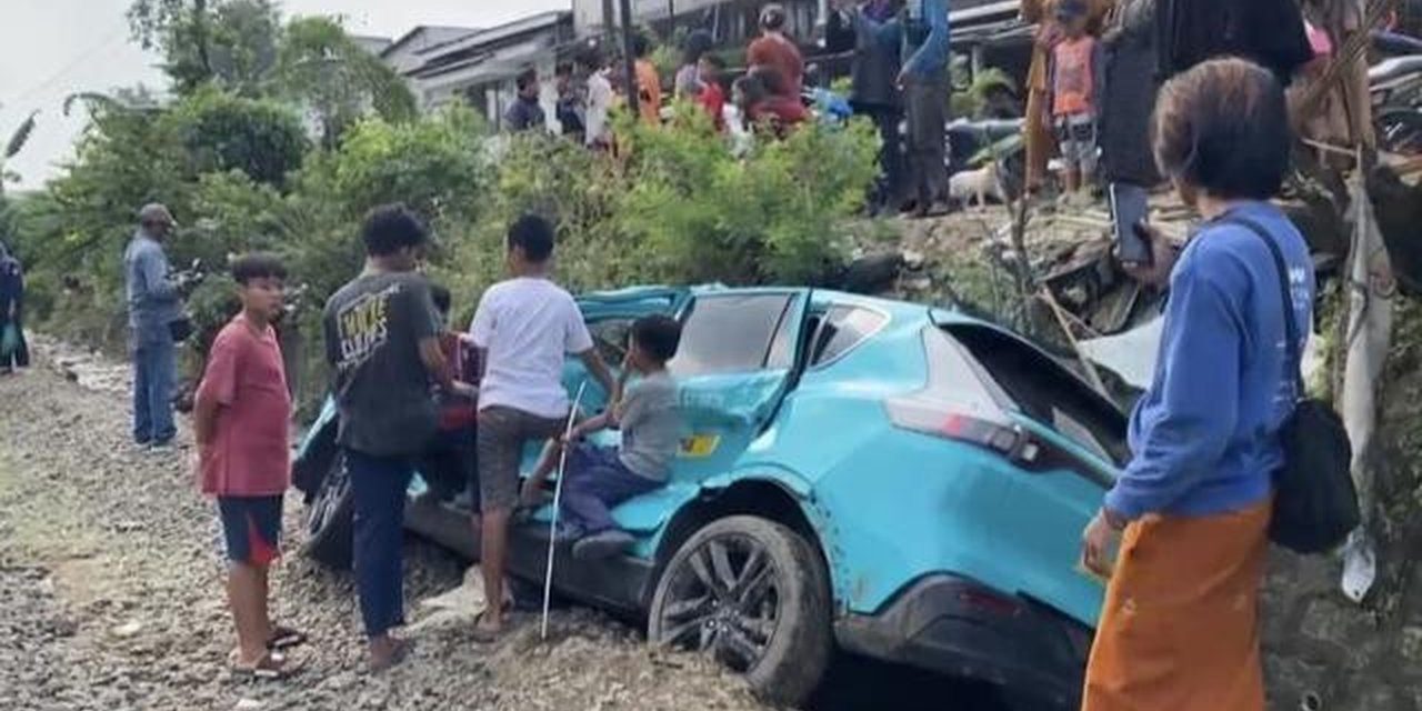 Detik Mencekam: Taksi Green SM Tertabrak Kereta Di Perlintasan