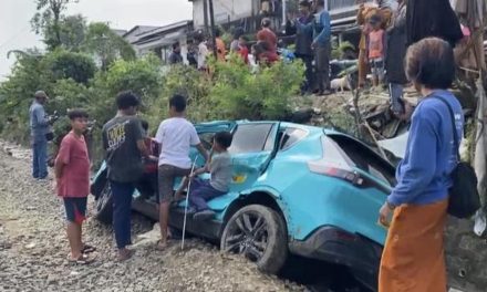 Detik Mencekam: Taksi Green SM Tertabrak Kereta Di Perlintasan