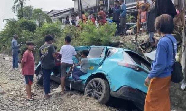 Detik Mencekam: Taksi Green SM Tertabrak Kereta Di Perlintasan