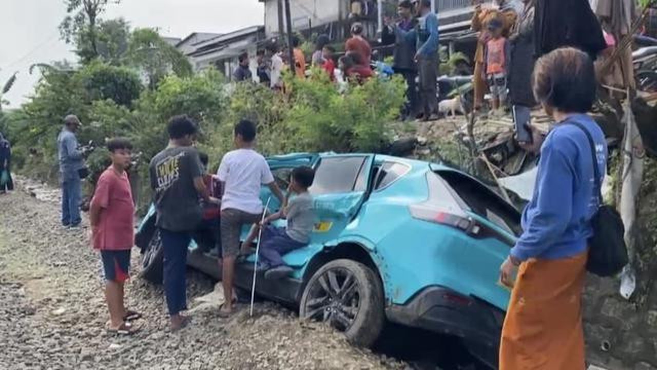 Detik Mencekam: Taksi Green SM Tertabrak Kereta Di Perlintasan