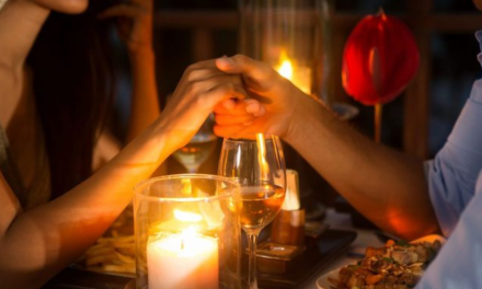 Candle Light Dinner: Suasana Hangat Untuk Momen Spesial