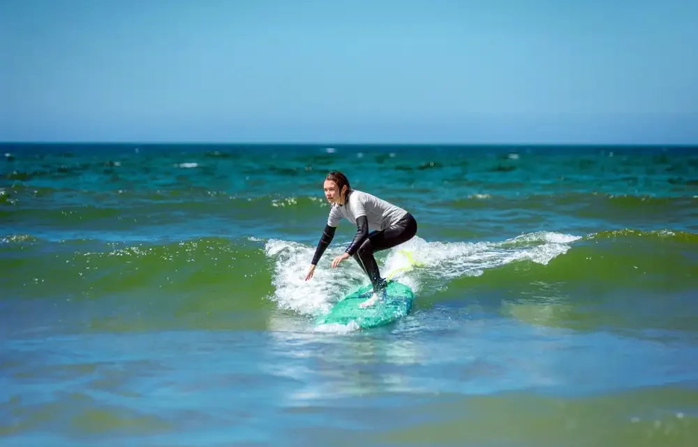 Surfing Di Bali: Persiapan Pemula Untuk Menaklukkan Ombak