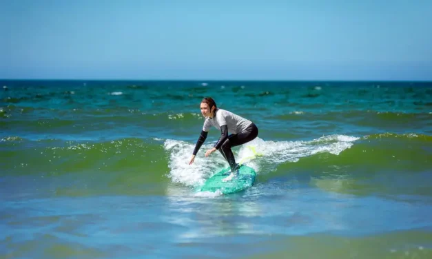 Surfing Di Bali: Persiapan Pemula Untuk Menaklukkan Ombak