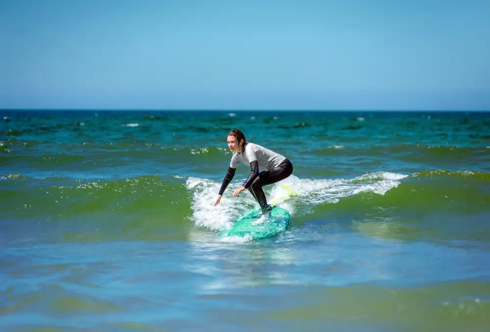 Surfing Di Bali: Persiapan Pemula Untuk Menaklukkan Ombak