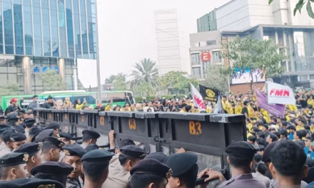 Pengamanan Demonstrasi: Peran Polisi Penggunaan Peralatan