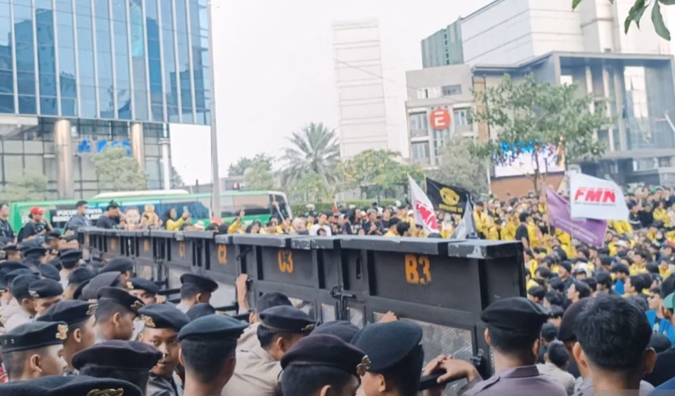 Pengamanan Demonstrasi: Peran Polisi Penggunaan Peralatan
